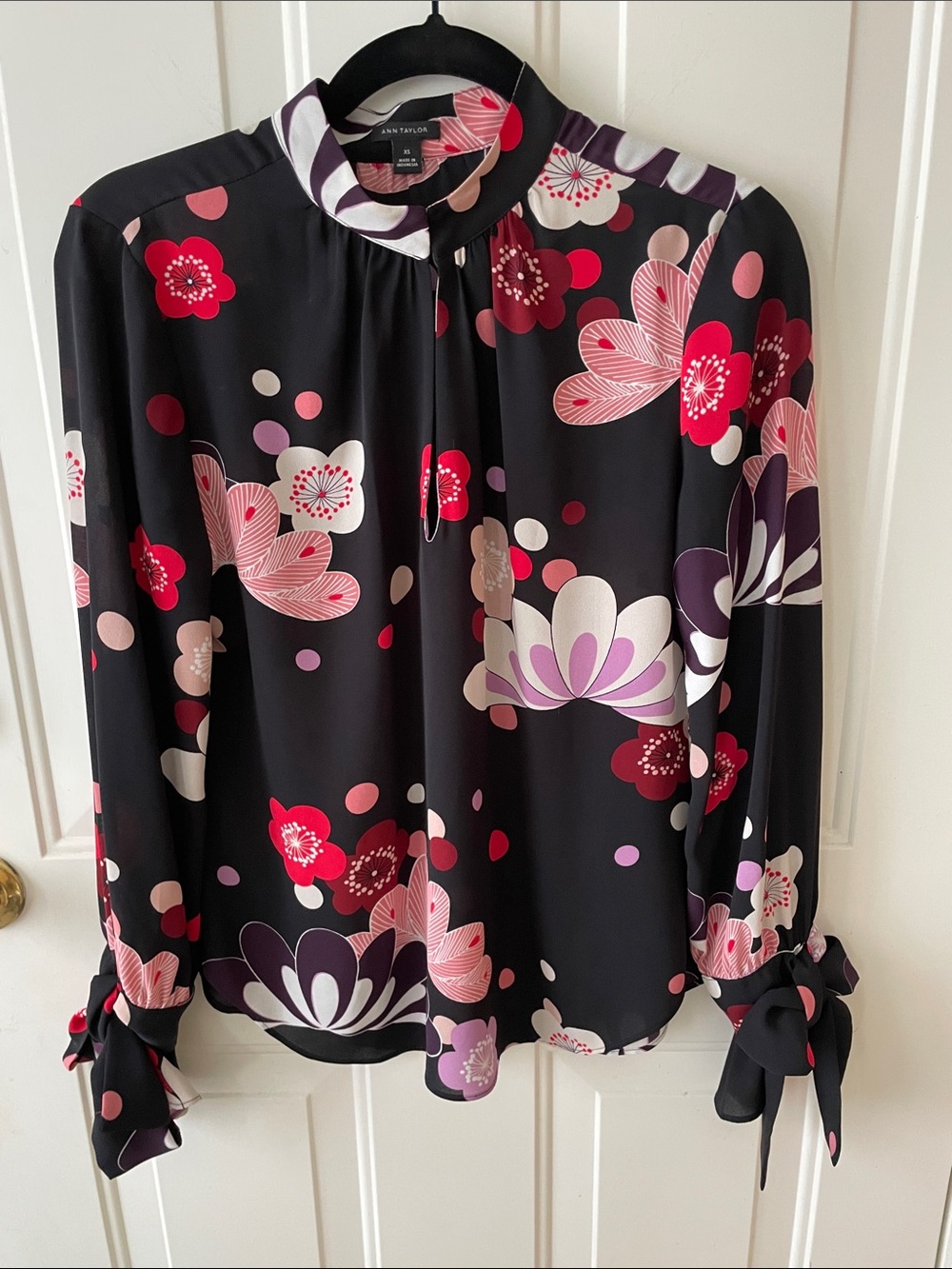 Ann Taylor Black Floral Tie-Sleeve Blouse with Red and Pink Accents Size XS